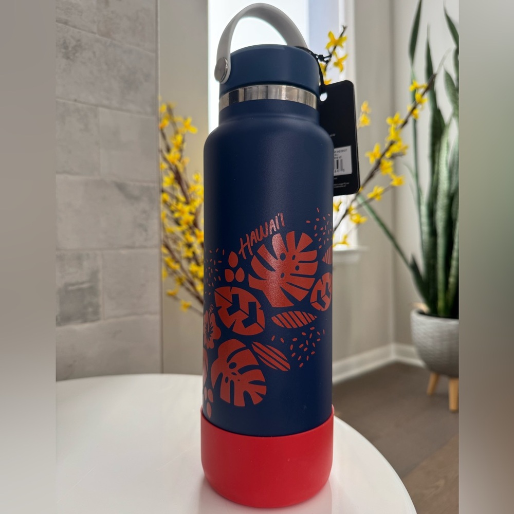 New! Hydro Flask Hawaii Limited Edition Discovery Series Water Bottle with Boot